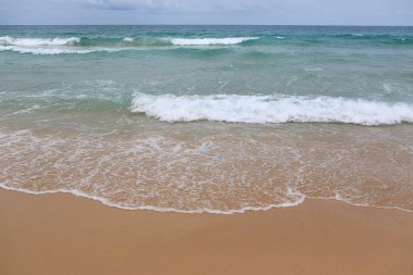 Dalga deniz manzara görünümünü plaj kum üzerinde.