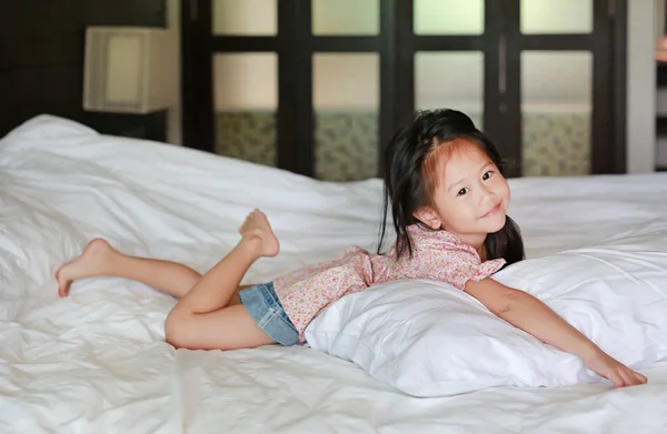 Εσωτερικη Πορτρέτο Του Ένα Γλυκό Χαμόγελο Ασίας Κοριτσάκι Ξυπνήσει Και — Φωτογραφία Αρχείου