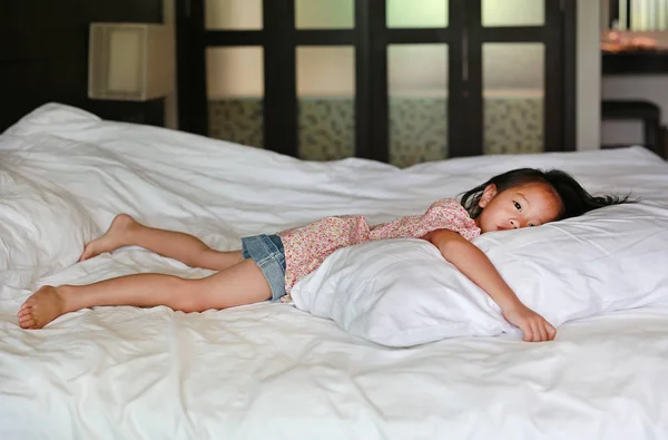Portret Słodki Uśmiechający Się Azjatycki Dziewczynka Budzi Się Leżąc Łóżku — Zdjęcie stockowe