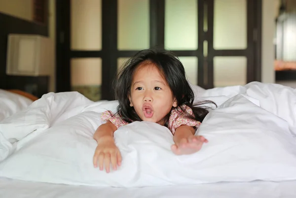 Εσωτερικη Πορτρέτο Του Ένα Γλυκό Χαμόγελο Ασίας Κοριτσάκι Ξυπνήσει Και — Φωτογραφία Αρχείου