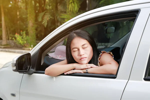 Ung Asiatisk Kvinna Sover Fönstret Vit Bil — Stockfoto