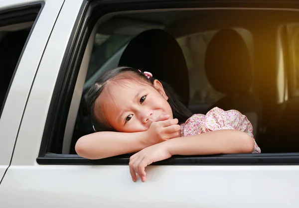 从汽车的掀背门看相机的小亚洲儿童肖像 — 图库照片
