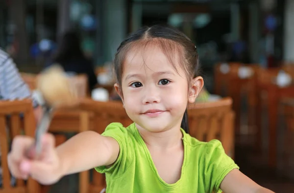Portret Urocza Dziewczynka Azjatyckich Restauracji Śniadanie — Zdjęcie stockowe