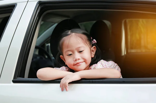 汽车掀背门上的小亚洲小孩肖像 — 图库照片