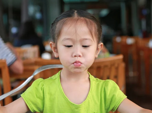 Portret Urocza Dziewczynka Azjatyckich Restauracji Śniadanie — Zdjęcie stockowe
