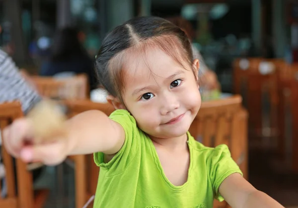 Porträtt Bedårande Liten Asiatisk Flicka Restaurang Med Frukost — Stockfoto