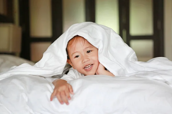 Счастливая Маленькая Азиатская Девочка Лежит Одеялом Кровати — стоковое фото