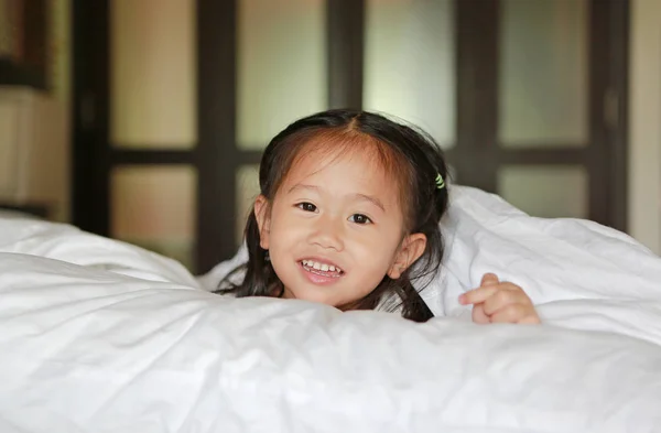 Ευτυχής Λίγο Ασιατικό Κορίτσι Ξαπλωμένο Κάτω Από Κουβέρτα Στο Κρεβάτι — Φωτογραφία Αρχείου