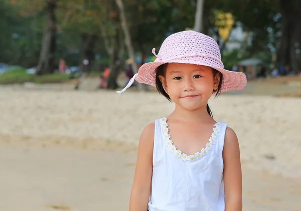 Porträtt Söt Liten Asiatisk Flicka Bära Stråhatt Stranden Med Tittar — Stockfoto