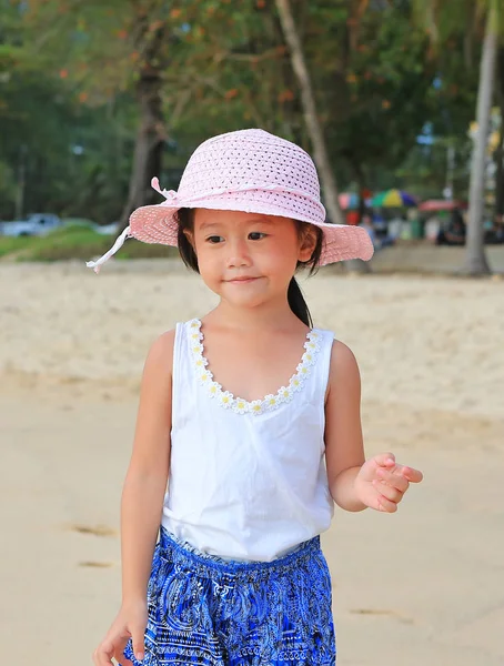 Cute Little Asian Girl Wear Straw Hat Walking Beach Looking — Stock Photo, Image