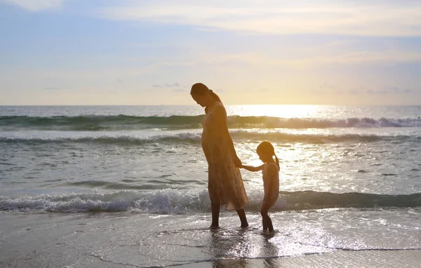 Silhouette Incinta Madre Figlia Che Camminano Insieme Sulla Spiaggia Tramonto — Foto Stock