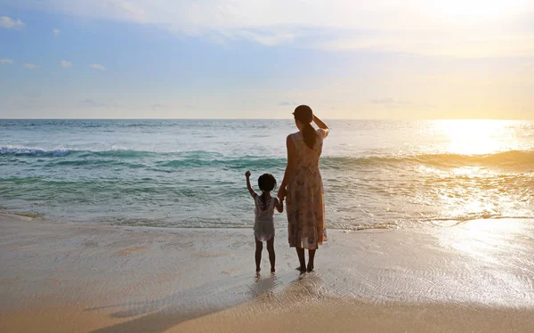 Μητέρα Και Κόρη Χαλαρώνοντας Στην Παραλία Ηλιοβασίλεμα — Φωτογραφία Αρχείου