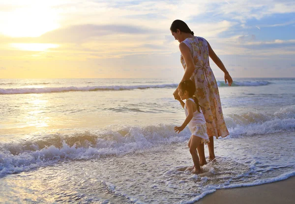 Σκιαγραφία Μητέρα Και Κόρη Παίζοντας Στην Παραλία Ηλιοβασίλεμα — Φωτογραφία Αρχείου