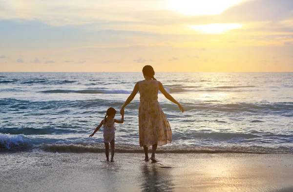 Μητέρα Και Κόρη Χαλαρώνοντας Στην Παραλία Ηλιοβασίλεμα — Φωτογραφία Αρχείου