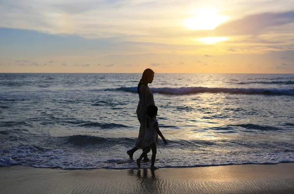 Silueta Madre Embarazada Hija Caminando Juntas Playa Atardecer — Foto de Stock