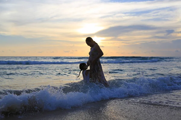 Silhouette Madre Figlia Che Giocano Sulla Spiaggia Tramonto — Foto Stock