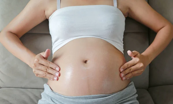 Νεαρή Έγκυο Τρίβει Κρέμα Κοιλιά Της — Φωτογραφία Αρχείου