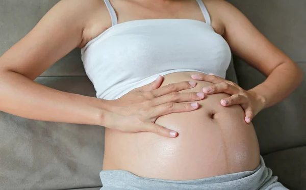 Pregnant Woman Applying Cream Her Belly Skin Moisturize Dry Skin — Stock Photo, Image