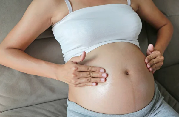 Mujer Embarazada Que Aplica Crema Piel Del Vientre Hidratar Piel — Foto de Stock