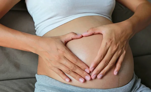 Mulher Grávida Mãos Forma Coração Sua Barriga — Fotografia de Stock