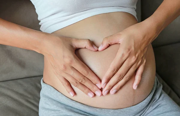 Mulher Grávida Mãos Forma Coração Sua Barriga — Fotografia de Stock