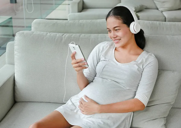 Femme Enceinte Est Assis Détendre Sur Canapé Écouter Musique Dans — Photo