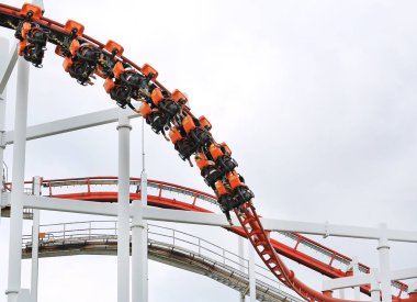 İnsanlar lunapark trenine binmek.