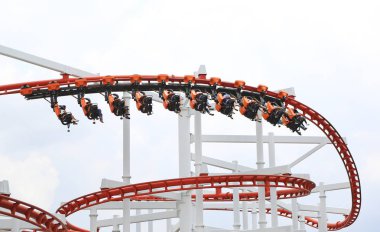 İnsanlar lunapark trenine binmek.