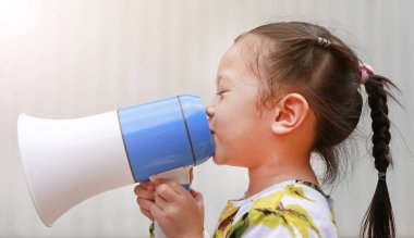 Çocuk megafon tarafından ilan.