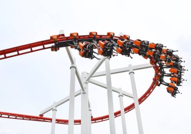 İnsanlar lunapark trenine binmek.