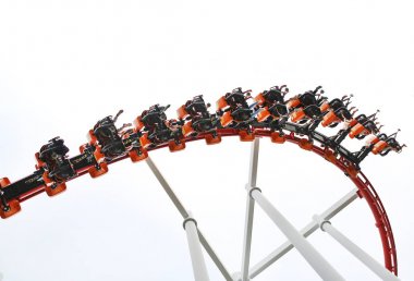 İnsanlar lunapark trenine binmek.