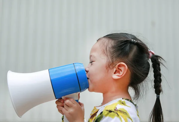 Menina Criança Usando Megafone Para Anunciar — Fotografia de Stock