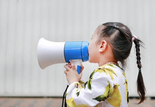 Aziatische Meisje Kenbaar Maken Door Een Megafoon Communicatieconcept — Stockfoto
