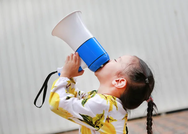 Menina Asiática Anunciar Por Megafone Conceito Comunicação — Fotografia de Stock