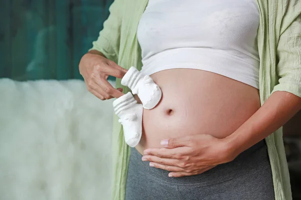 Belly Gravid Kvinna Med Baby Strumpor — Stockfoto