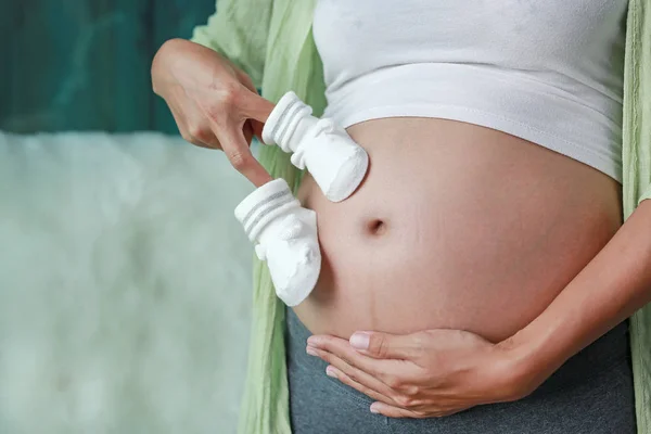 Barriga Mulher Grávida Com Meias Bebê — Fotografia de Stock