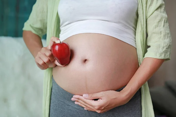 Gravid Kvinna Som Håller Red Apple Frukt Hennes Mage — Stockfoto