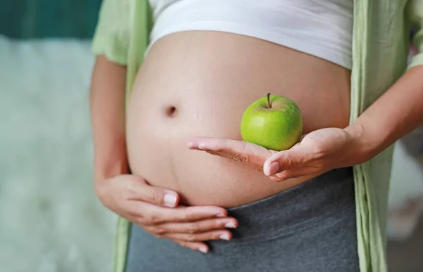 Kobieta Ciąży Posiadający Owoców Green Apple Jej Brzuch Zdrowy Styl — Zdjęcie stockowe