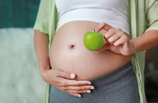 Gravid Kvinna Som Håller Green Apple Frukt Hennes Mage Hälsosam — Stockfoto