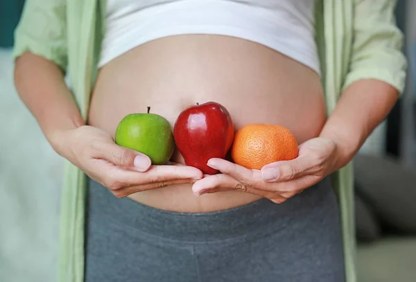 Gravid Kvinna Som Innehar Grönt Rött Äpple Och Apelsin Frukt — Stockfoto