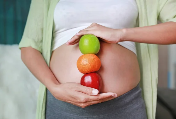 Gravid Kvinna Som Innehar Grönt Rött Äpple Och Apelsin Frukt — Stockfoto