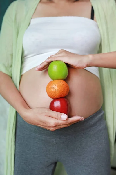 Gravid Kvinna Som Innehar Grönt Rött Äpple Och Apelsin Frukt — Stockfoto