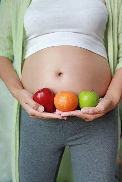 Gravid Kvinna Som Innehar Grönt Rött Äpple Och Apelsin Frukt — Stockfoto