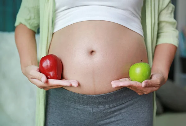 Gravid Kvinna Som Håller Grön Röd Apple Frukt Hennes Mage — Stockfoto