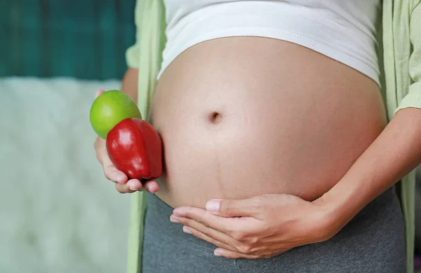 Gravid Kvinna Som Håller Grön Röd Apple Frukt Hennes Mage — Stockfoto