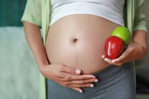 Kobieta Ciąży Posiadający Zielony Czerwony Jabłko Jej Brzuch Zdrowy Styl — Zdjęcie stockowe