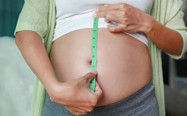 Kobieta Ciąży Pomiaru Jej Brzuch Bliska — Zdjęcie stockowe