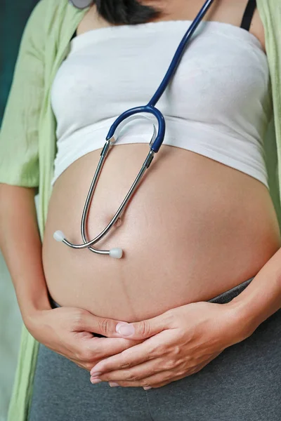 Mulheres Grávidas Tocando Sua Barriga Com Estetoscópio Pendurado — Fotografia de Stock