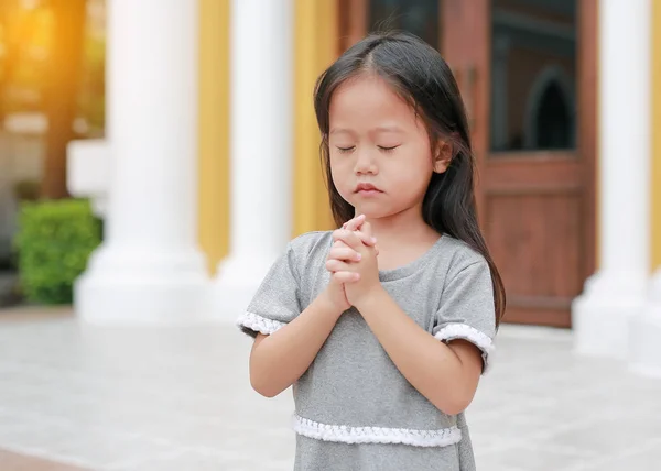 Mała Dziewczyna Azjatyckich Stanowisko Modli Się Kościele Ręce Złożone Modlitwy — Zdjęcie stockowe