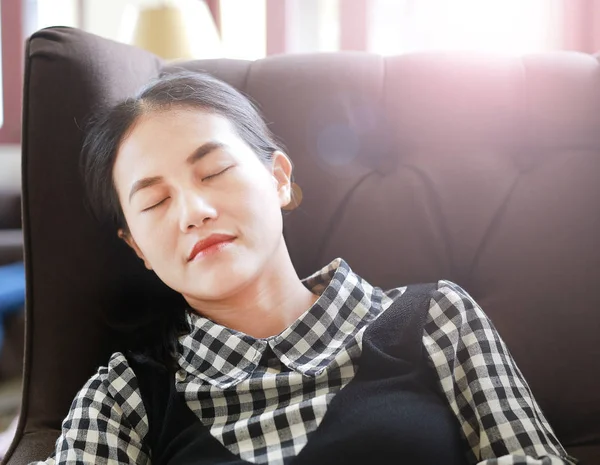 Młoda Kobieta Azjatyckich Relaks Spanie Bibliotece — Zdjęcie stockowe